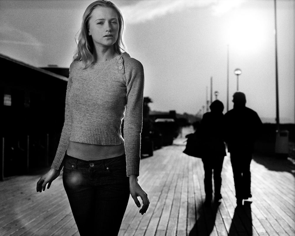 Photo de mode en noir et blanc de Katerina sur les Planches de Deauville par Stéphane Bourriaux