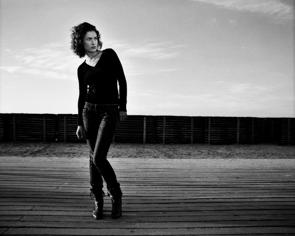 Photographie en noir et blanc de mannequin sur les planches de Deauville